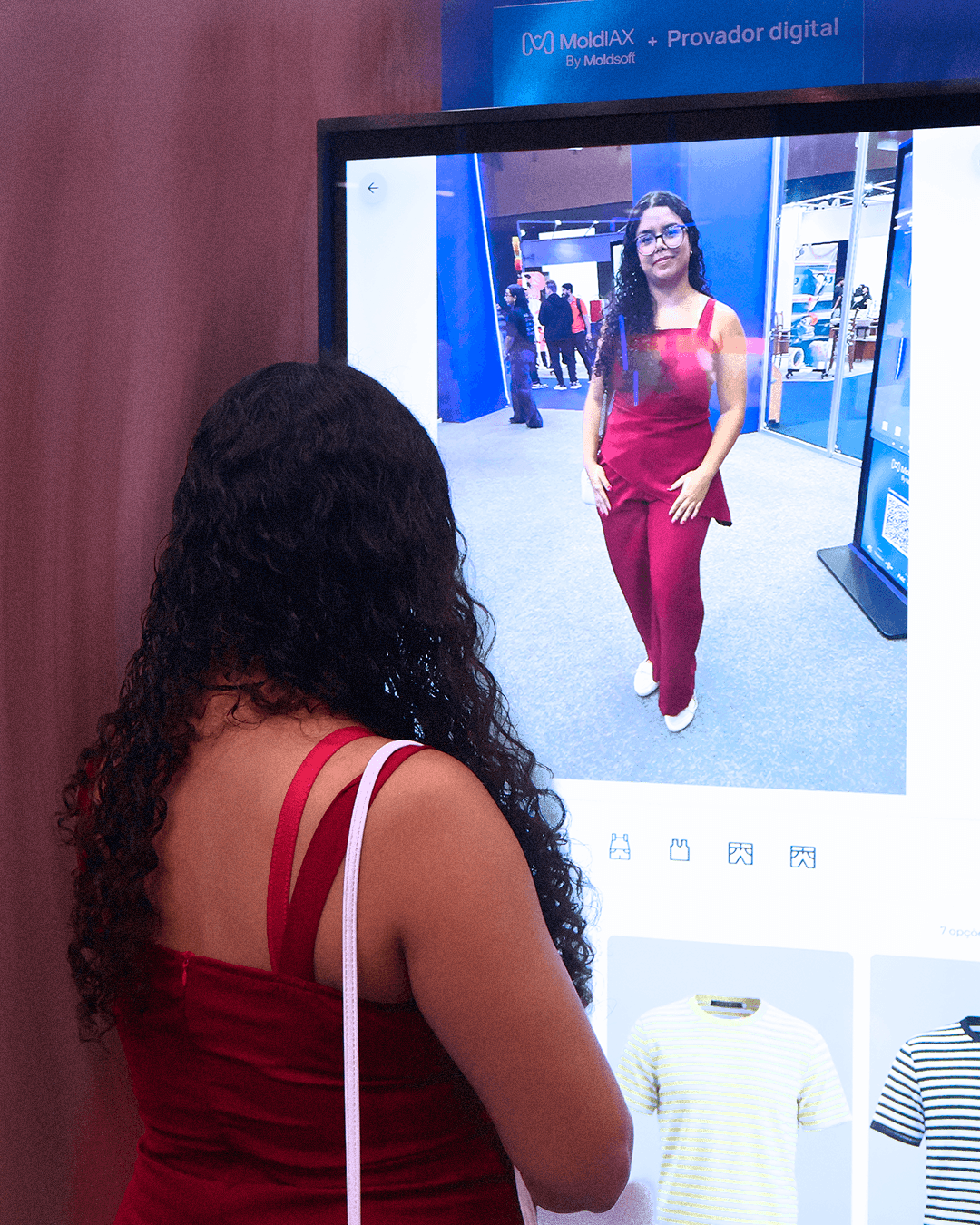 Visitantes interagindo com o totem Moldsoft na feira