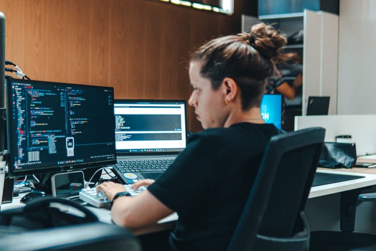 Molder digitando num notebook