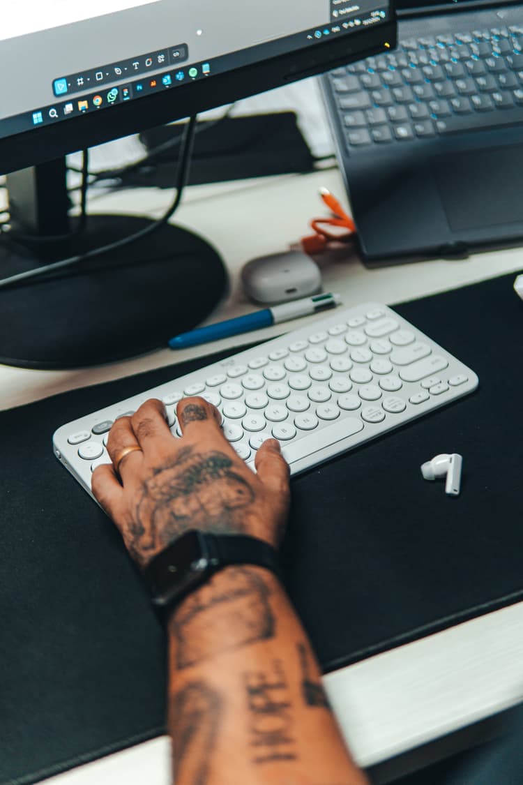 Mão digitando no teclado
