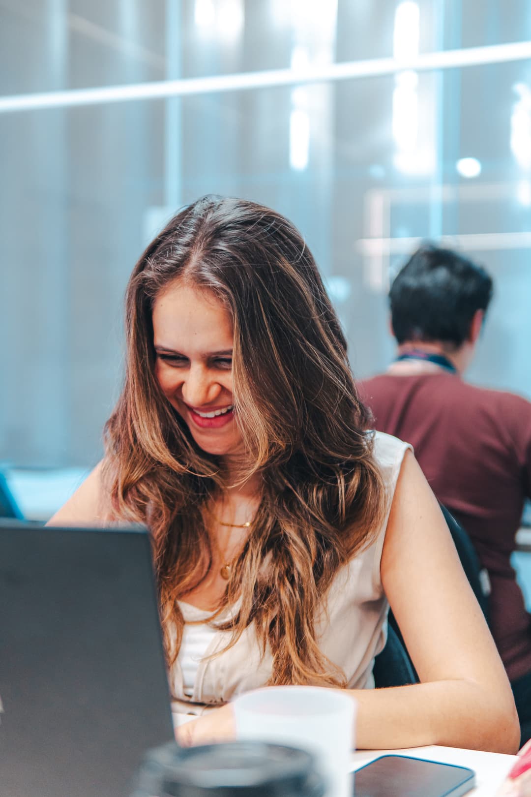 Molder sorrindo no notebook